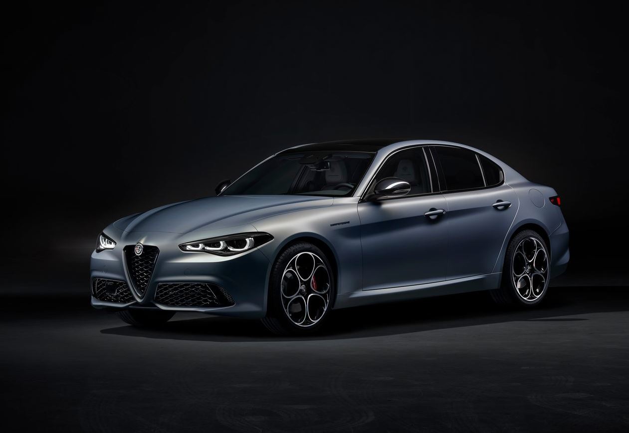 2023 Alfa Romeo Giulia Sedan 2.0 4x4 (280 HP) Competizione AT Teknik Özellikler, Ölçüler ve Bagaj Hacmi