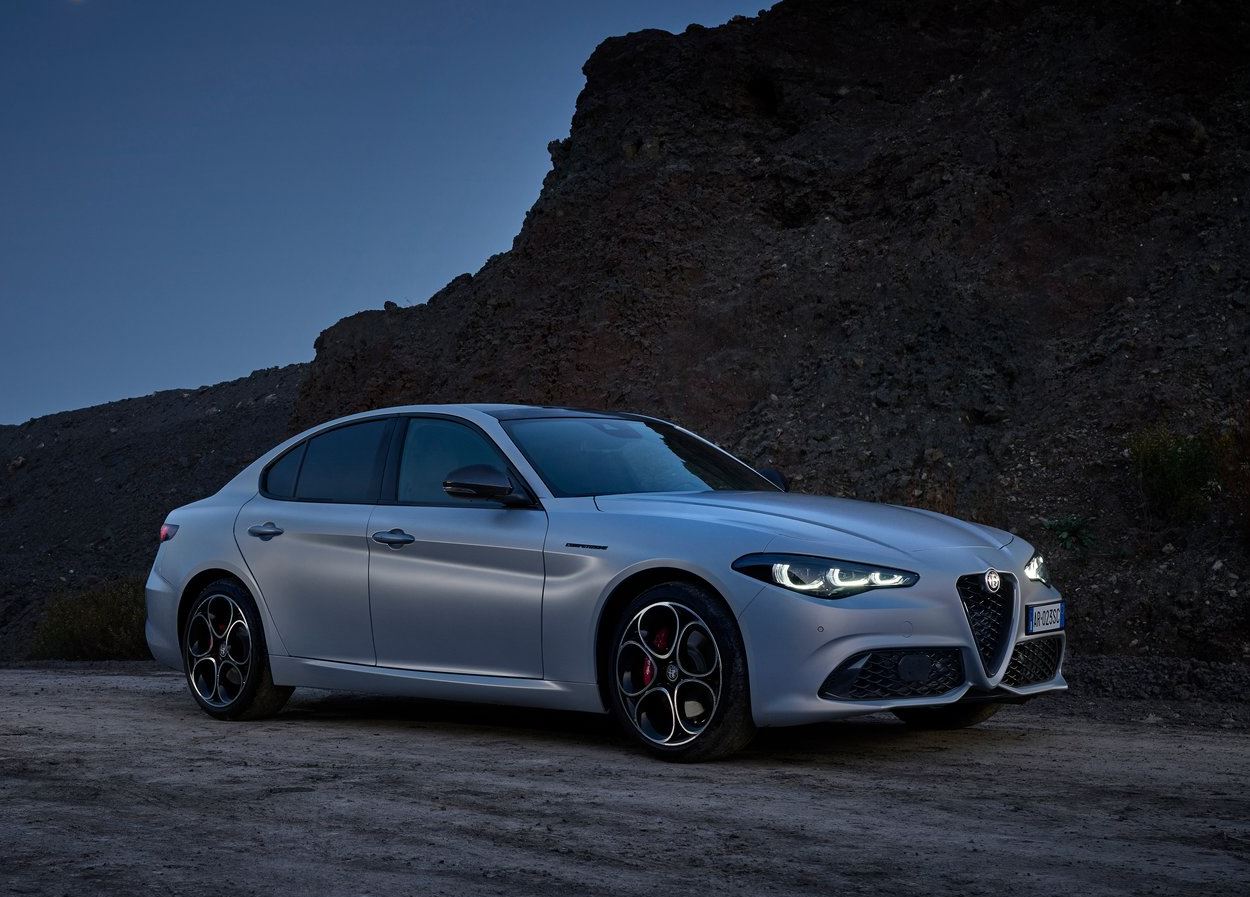 2023 Alfa Romeo Giulia Sedan 2.0 4x4 (280 HP) Competizione AT Teknik Özellikler, Ölçüler ve Bagaj Hacmi