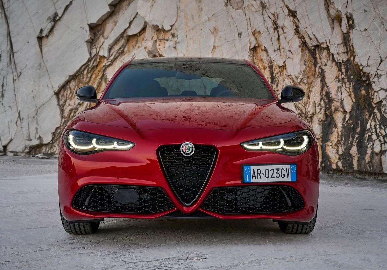 2023 Alfa Romeo Giulia Sedan 2.0 4x4 (280 HP) Competizione AT Teknik Özellikler, Ölçüler ve Bagaj Hacmi