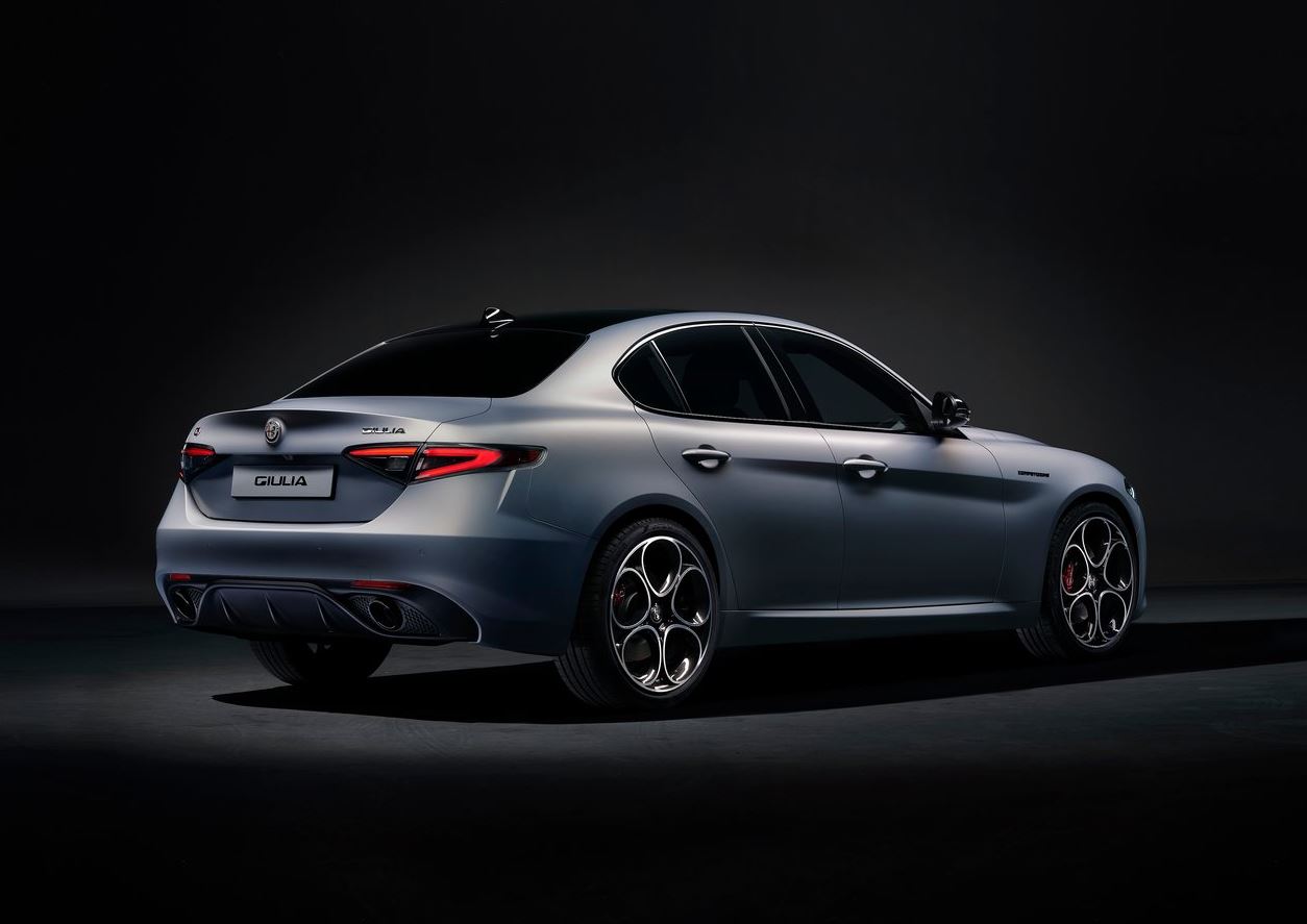 2023 Alfa Romeo Giulia Sedan 2.0 4x4 (280 HP) Competizione AT Teknik Özellikler, Ölçüler ve Bagaj Hacmi