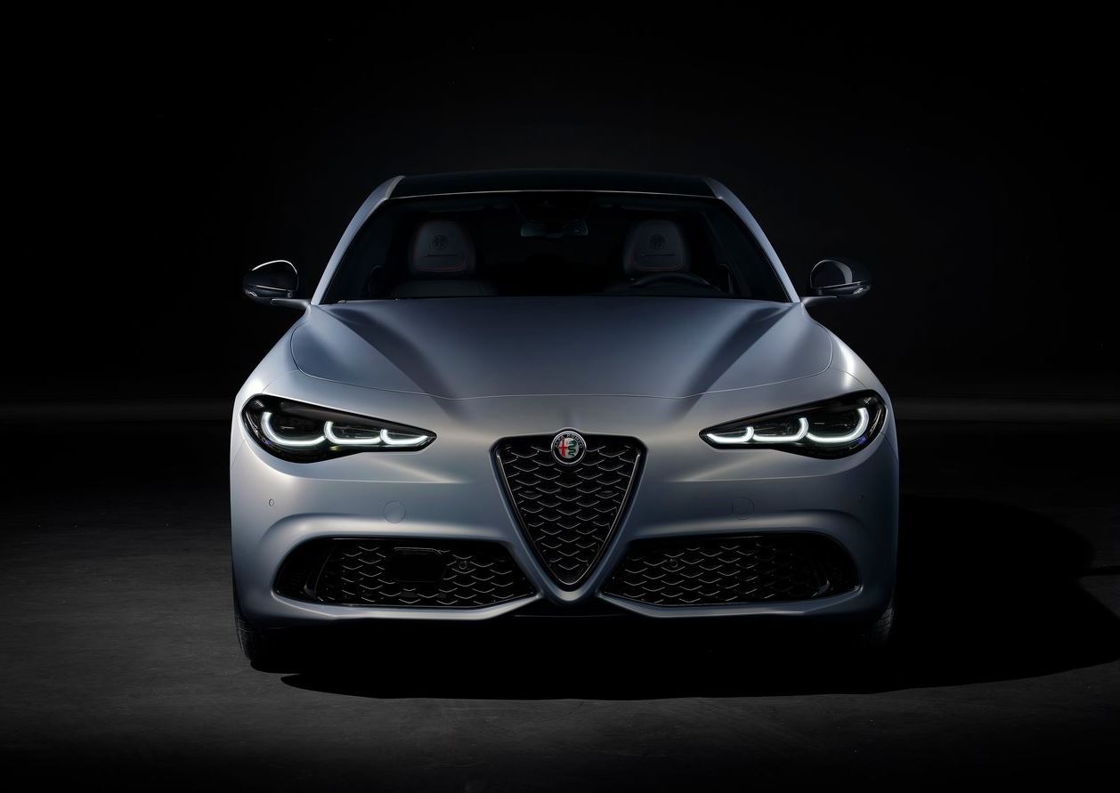 2023 Alfa Romeo Giulia Sedan 2.0 4x4 (280 HP) Competizione AT Teknik Özellikler, Ölçüler ve Bagaj Hacmi
