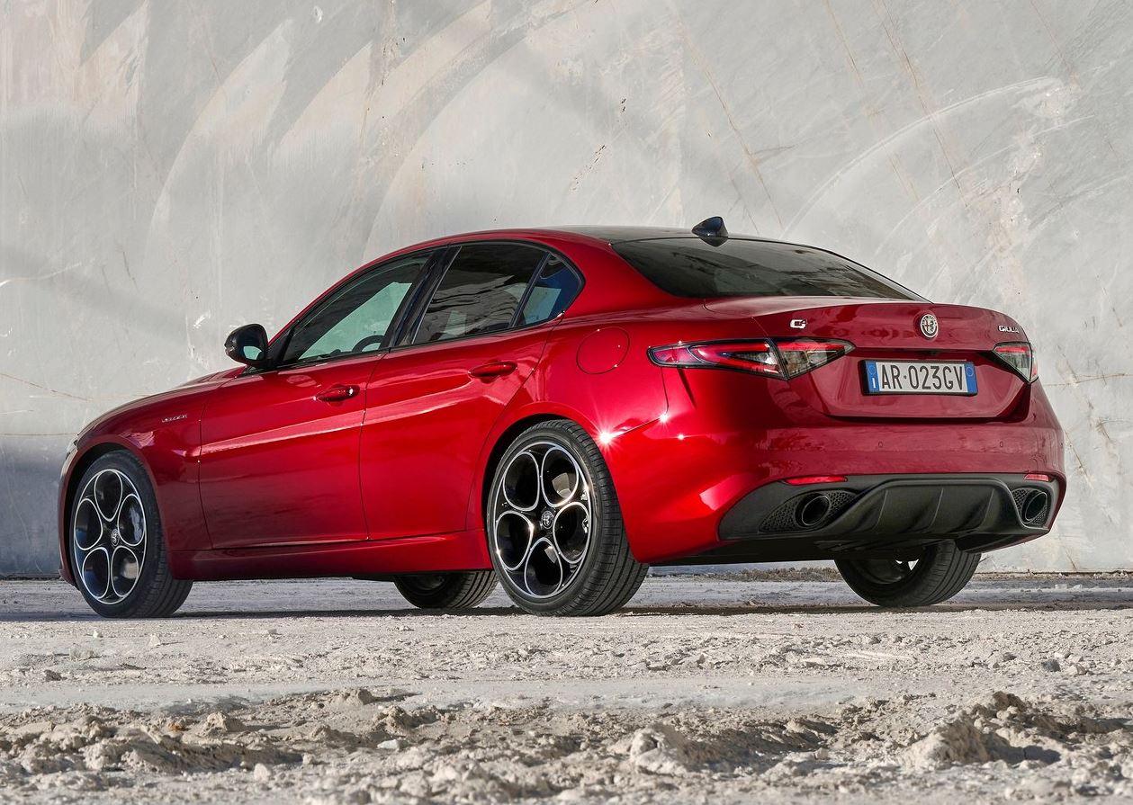 2023 Alfa Romeo Giulia 2.0 4x4 Veloce Karşılaştırması