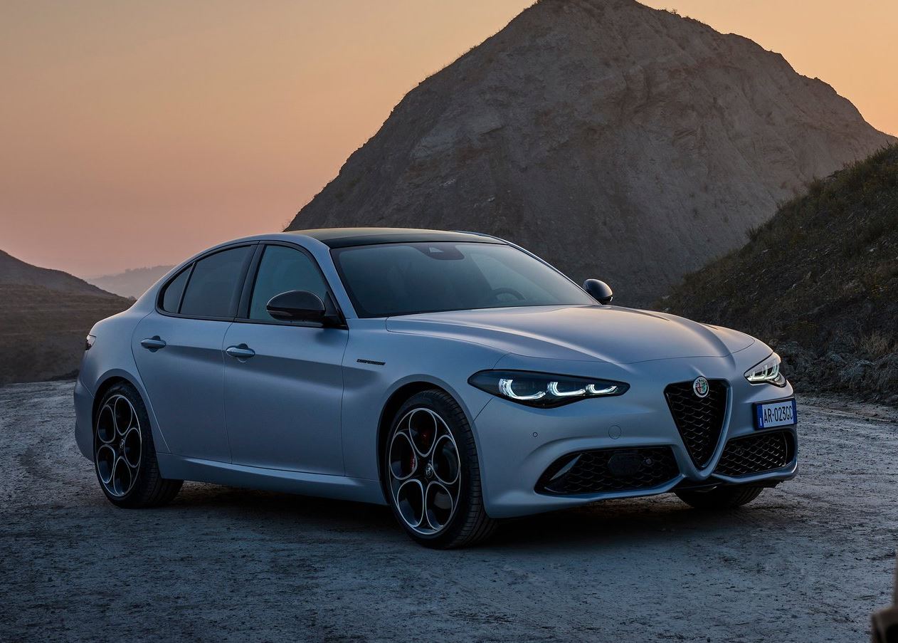 2023 Alfa Romeo Giulia Sedan 2.0 4x4 (280 HP) Competizione AT Teknik Özellikler, Ölçüler ve Bagaj Hacmi