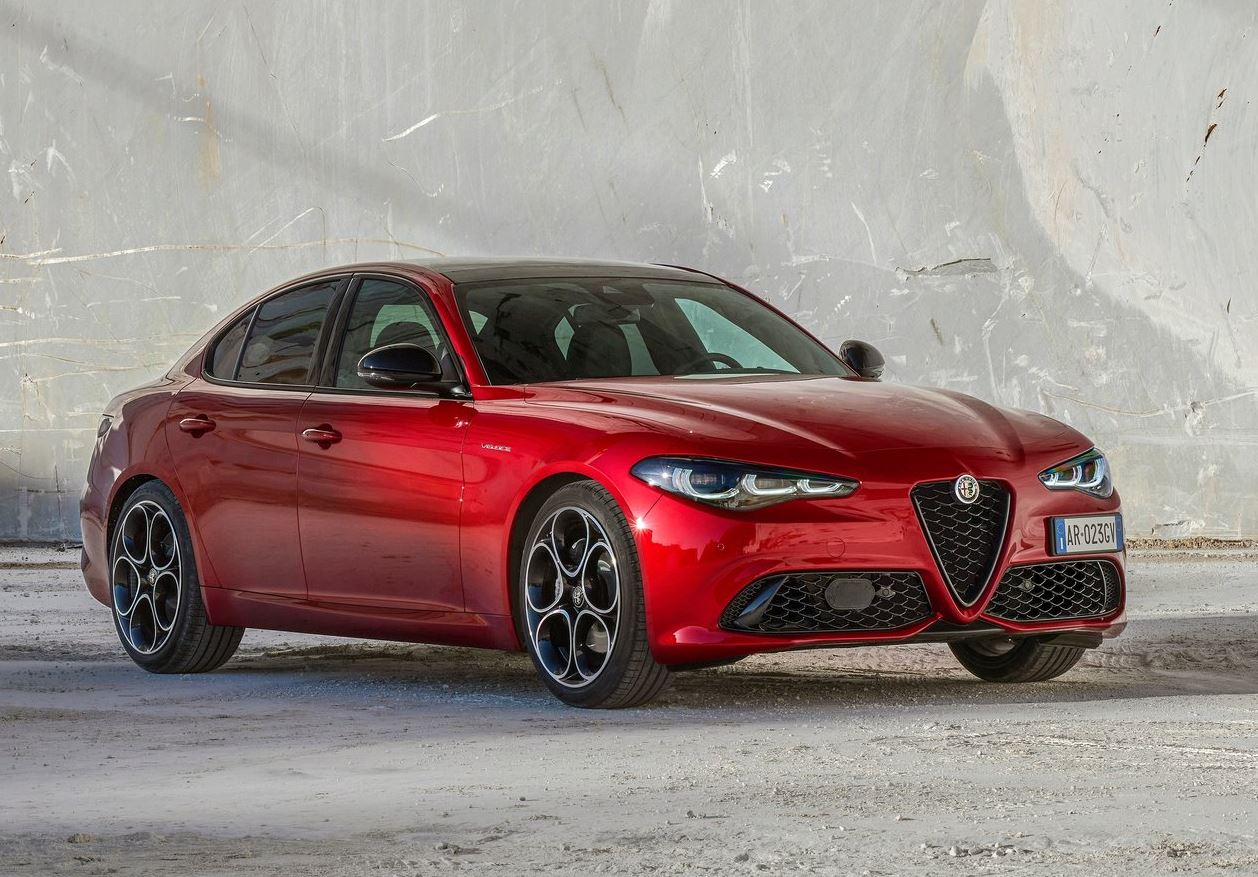 2023 Alfa Romeo Giulia Sedan 2.0 4x4 (280 HP) Competizione AT Teknik Özellikler, Ölçüler ve Bagaj Hacmi