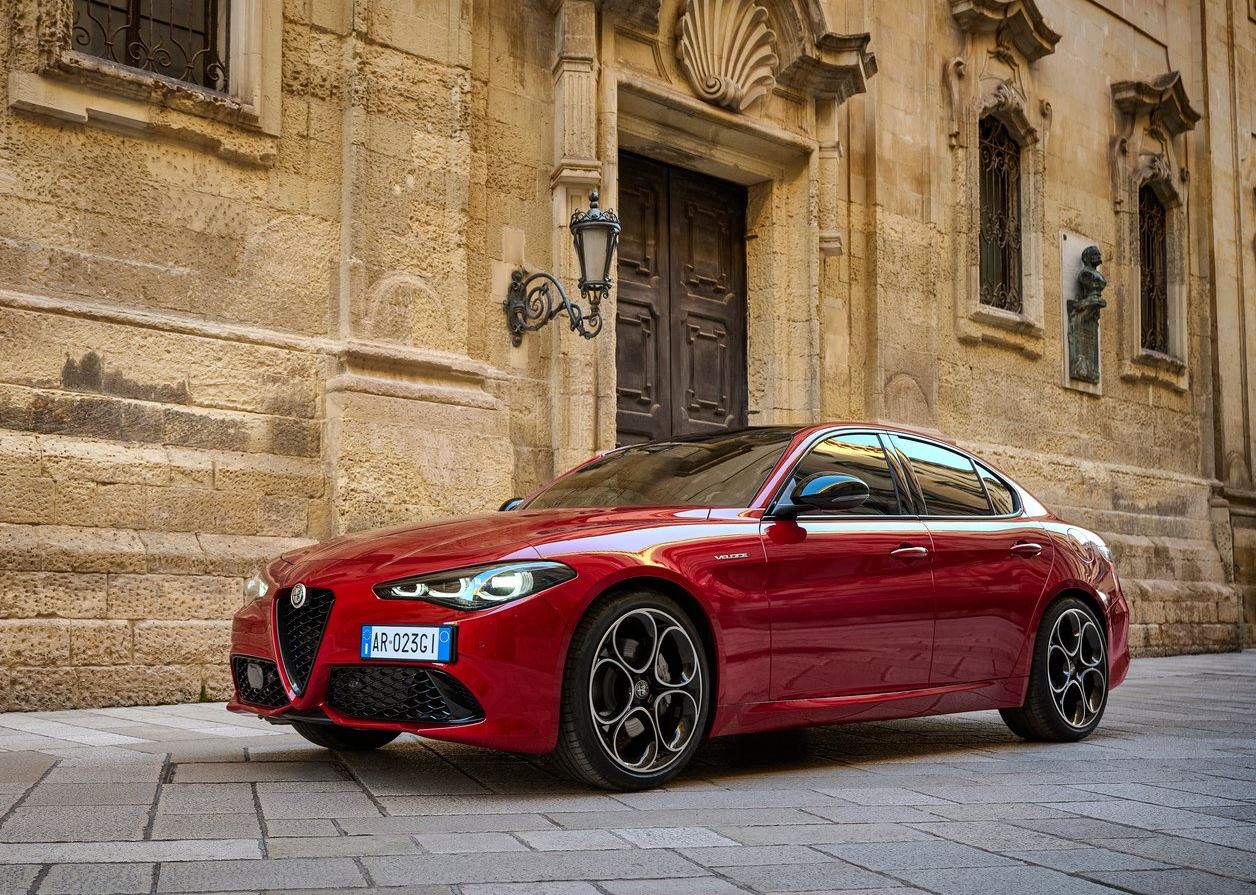 2023 Alfa Romeo Giulia Sedan 2.0 4x4 (280 HP) Competizione AT Teknik Özellikler, Ölçüler ve Bagaj Hacmi