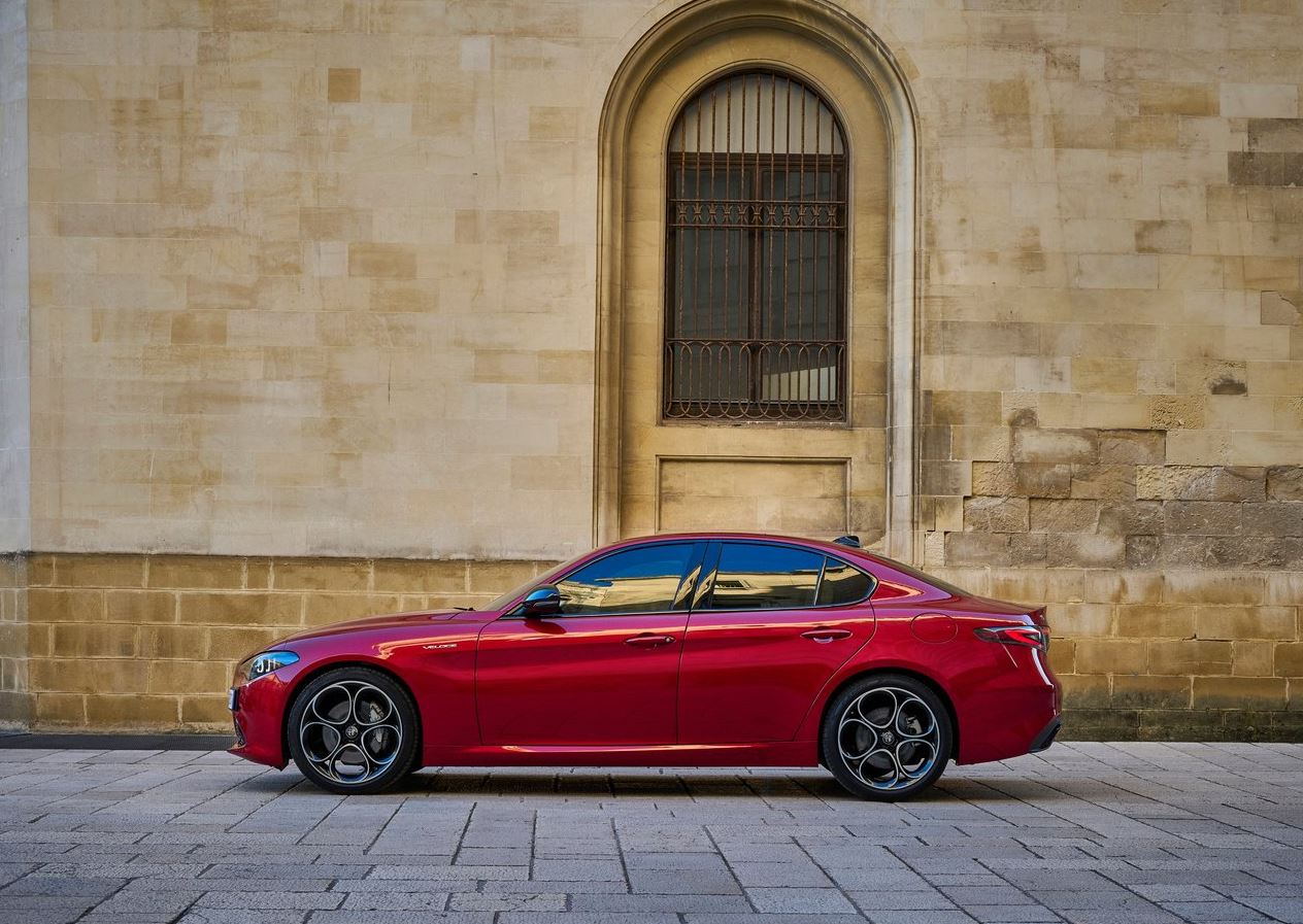 2023 Alfa Romeo Giulia Sedan 2.0 4x4 (280 HP) Competizione AT Teknik Özellikler, Ölçüler ve Bagaj Hacmi