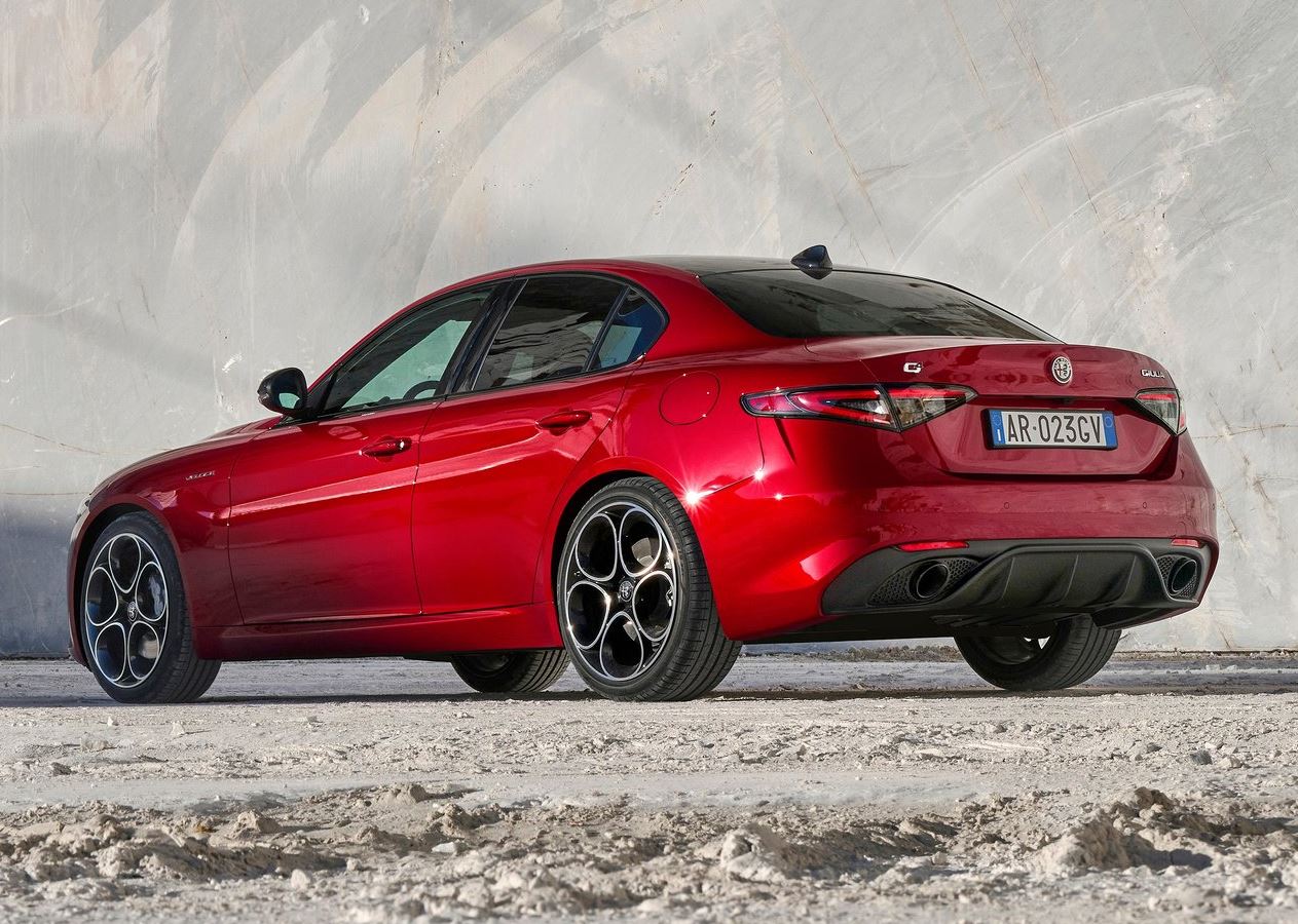 2023 Alfa Romeo Giulia Sedan 2.0 4x4 (280 HP) Competizione AT Teknik Özellikler, Ölçüler ve Bagaj Hacmi