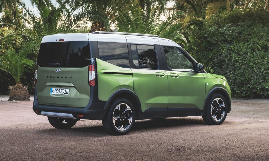 2024 Ford Tourneo Courier 1.5 EcoBlue Titanium Karşılaştırması