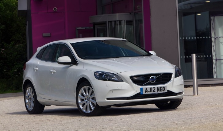 2018 Volvo V40 1.5 T3 R-Design Plus Karşılaştırması