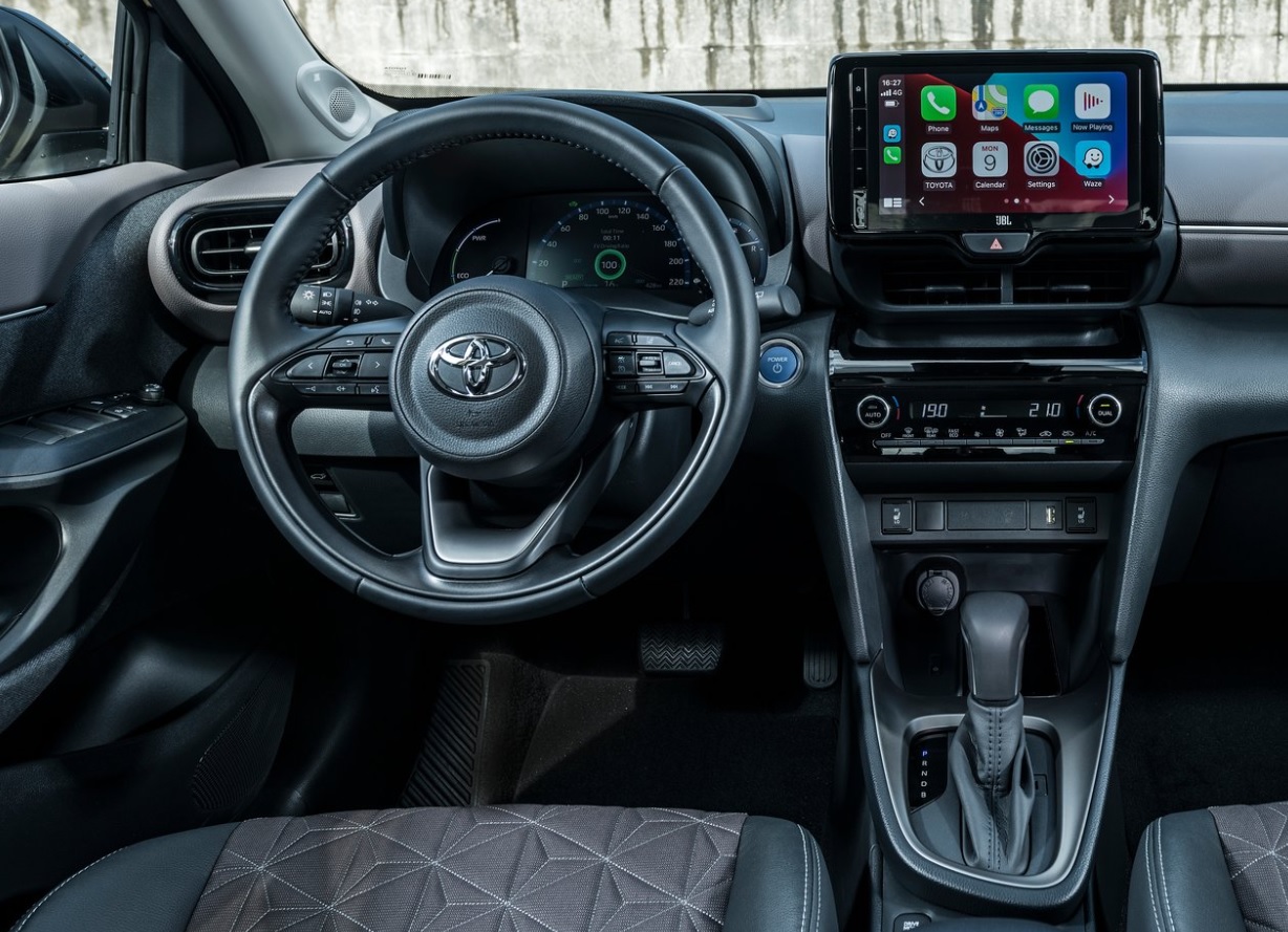 2022 Toyota Yaris Cross 1.5 Hybrid Dream Karşılaştırması