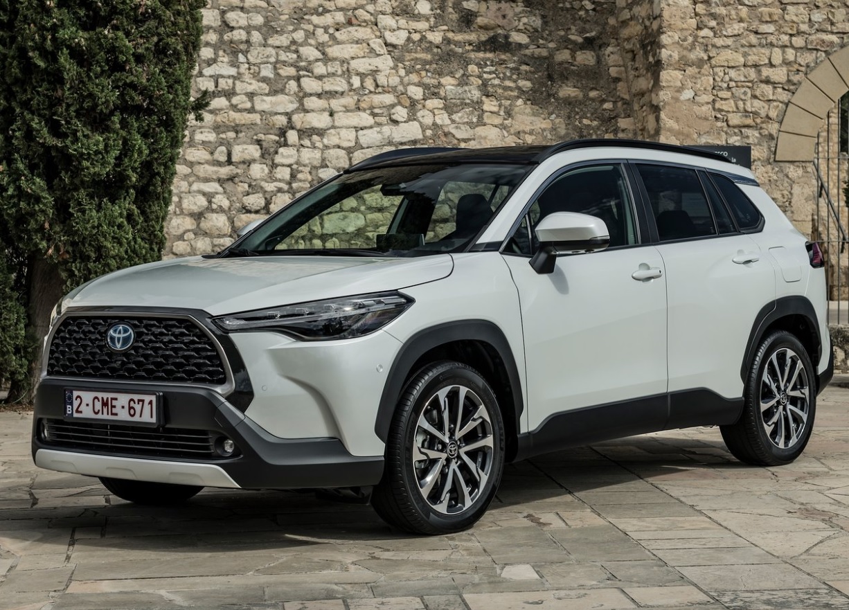 2023 Toyota Corolla Cross 1.8 Hybrid Passion Karşılaştırması