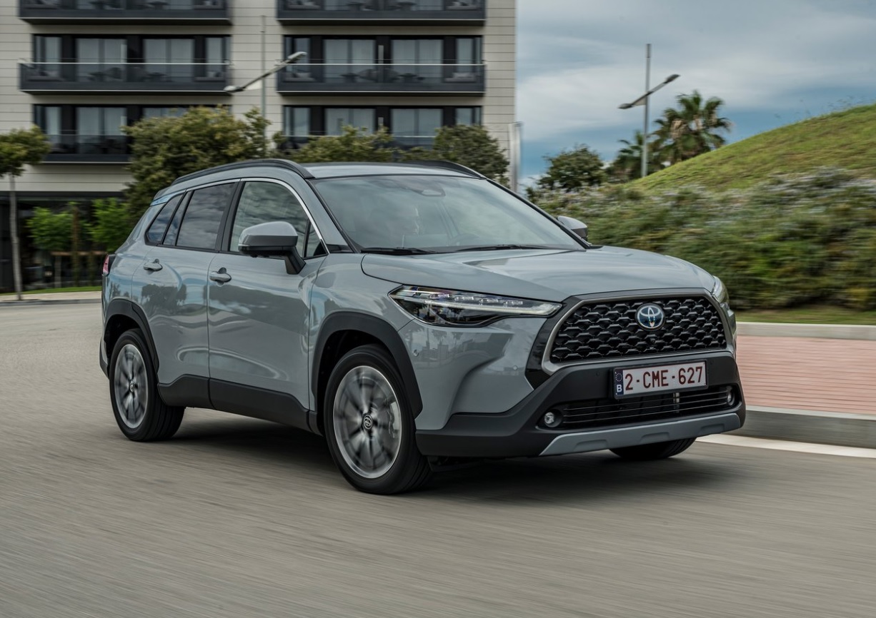 2023 Toyota Corolla Cross 1.8 Hybrid Passion X-Pack Karşılaştırması