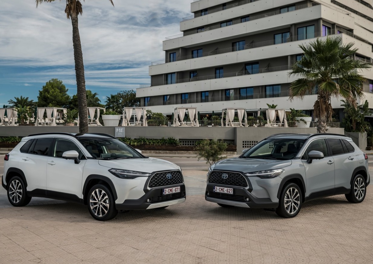 2022 Toyota Corolla Cross 1.8 Hybrid Passion Karşılaştırması