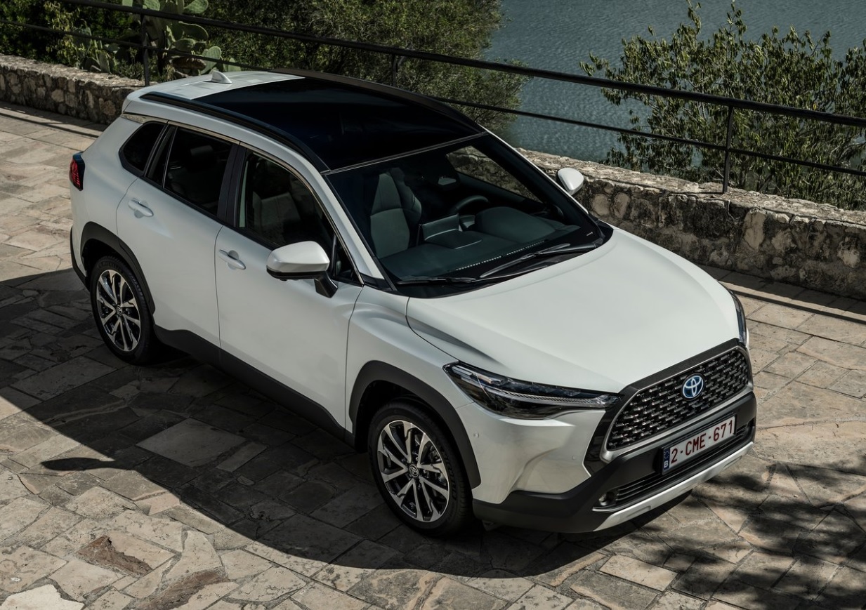 2022 Toyota Corolla Cross 1.8 Hybrid Flame X-Pack Karşılaştırması