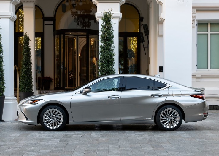 2020 Lexus ES 300h 2.5 218 HP Executive e-CVT Teknik Özellikleri, Yakıt Tüketimi