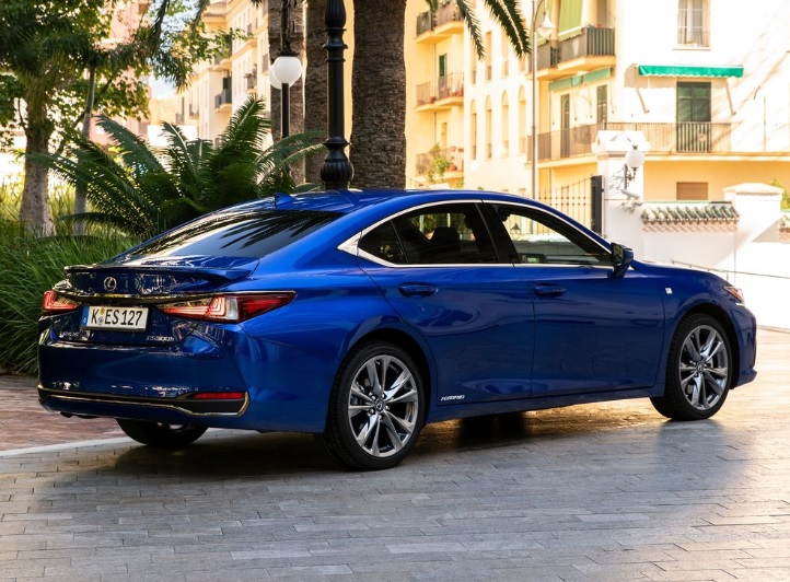 2020 Lexus ES 300h 2.5 218 HP Exclusive e-CVT Teknik Özellikleri, Yakıt Tüketimi