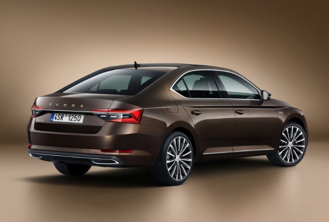 2022 Skoda Superb 1.5 TSI Sportline Karşılaştırması